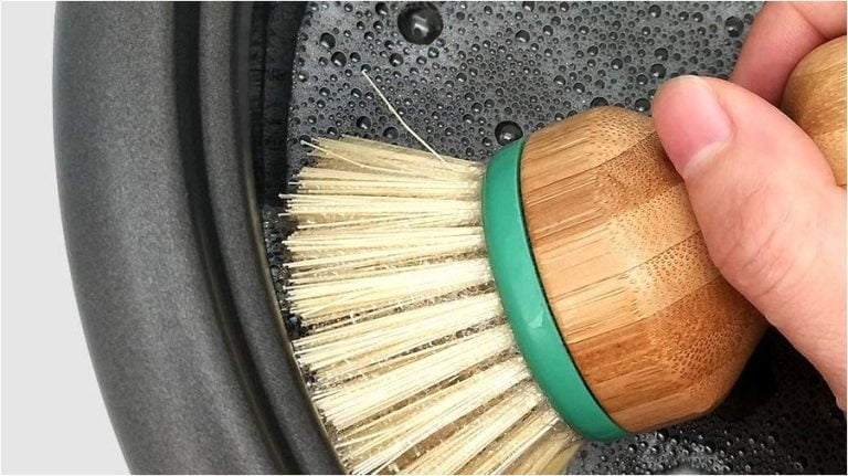 how to clean cast iron pan